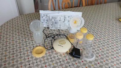 Medela Breast Pump + Haakaa + Freezer Bags