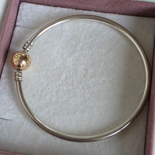 Pandora Moments two-tone bangle ir sterling silver with a 14k yellow gold ball clasp. (Size approx 19cm) for the right size please check all the photos (the bracelet is in very good condition)