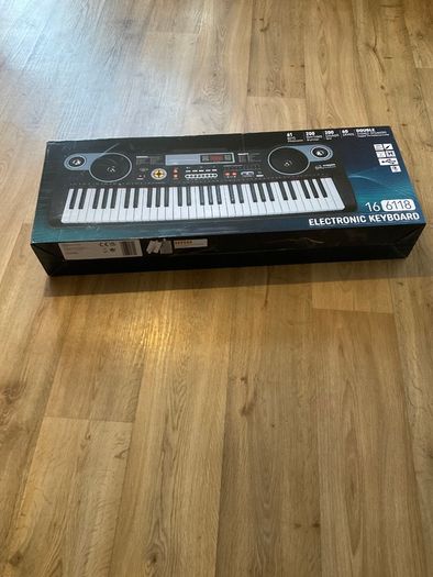 Electronic keyboard , used about 3 r 4 times
