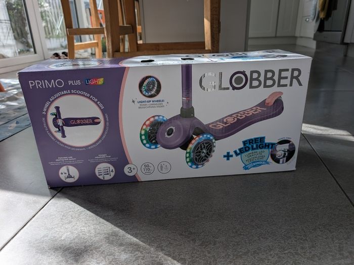 3 wheels scooter for kids with wheels light and front light. New in box!