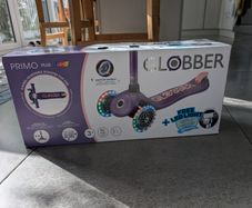 3 wheels scooter for kids with wheels light and front light. New in box!