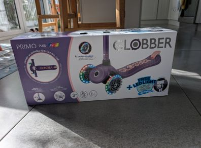 3 wheels scooter for kids with wheels light and front light. New in box!