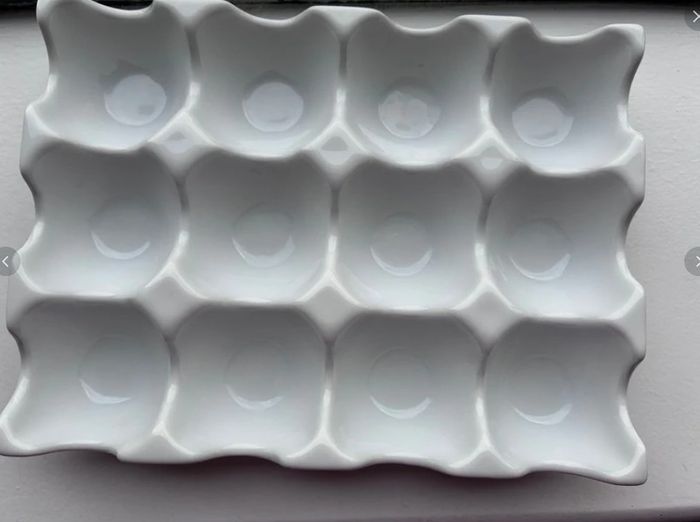 Ceramic egg holder