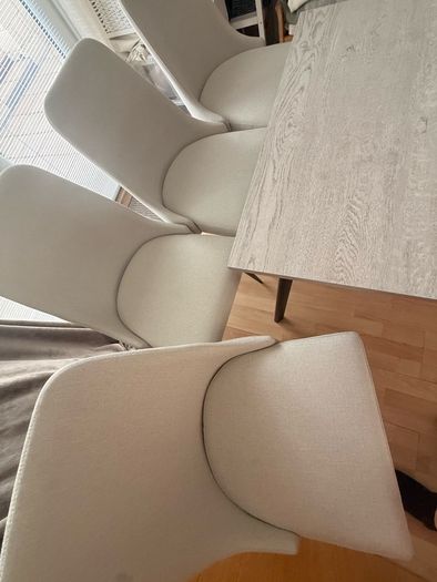 Extendable table and 4 chairs set