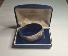 Vintage Solid Sterling Silver Engraved Hinged Bangle Bracelet