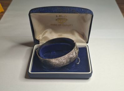 Vintage Solid Sterling Silver Engraved Hinged Bangle Bracelet