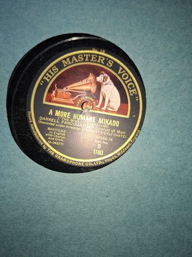 His Master's Voice record album for Gilbert & Sullivan's The Mikado. around 1926 or 1927 The set features 12" 78 RPM shellac records
