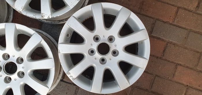 Genuine VW 15 inch alloys with new centre caps