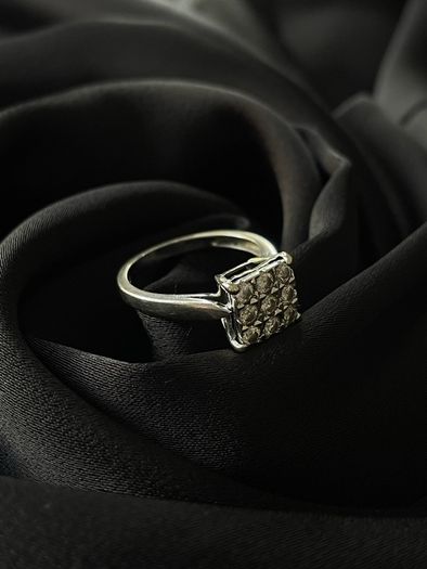 9ct white gold and Diamond Ring