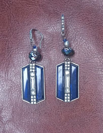 Vintage jewelry is sold individually for 5 to 10 euros