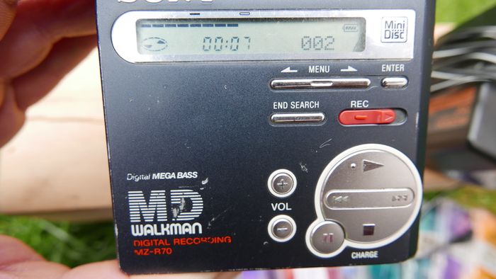 Sony MZ-R700 Portable Minidisc Walkman Player In Good Working Condition (charger and a large Minidiscs set)