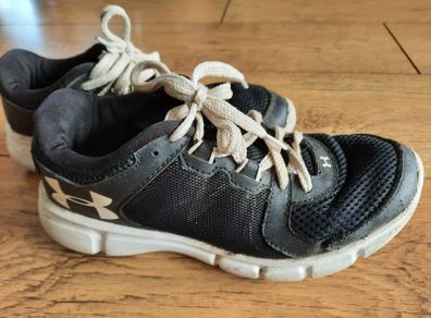 Under Armour boys trainers size 5UK