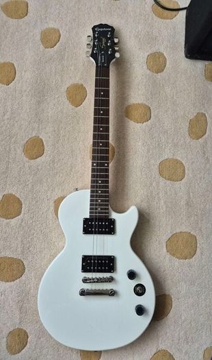 Epiphone Electric Guitar and Je2t Amp