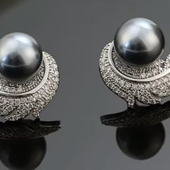 Womens luxurious fashion stud earrings