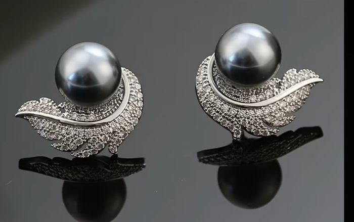 Women's luxurious fashion stud earrings
