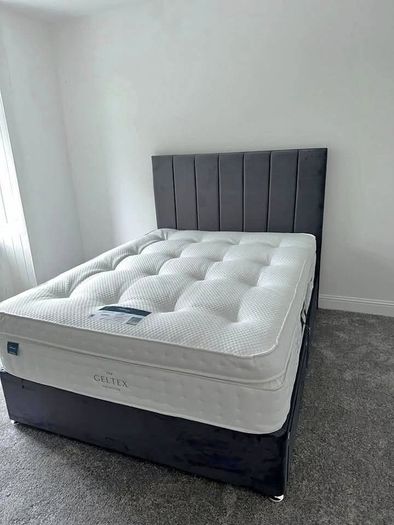 Single bed and mattress having headboard