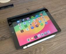 iPad 9 (64gb), apple pen, and case