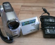 JVC GR-D247EK Handheld MiniDV Camcorder with charger Tested