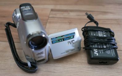 JVC GR-D247EK Handheld MiniDV Camcorder with charger Tested