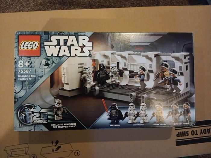 LEGO Star Wars 75387 - Boarding the Tantive IV