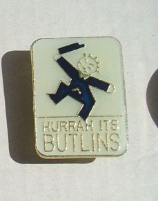 HURRAH IT'S BUTLINS (Clacton Butlins Camp 1940's) - a reproduction badge