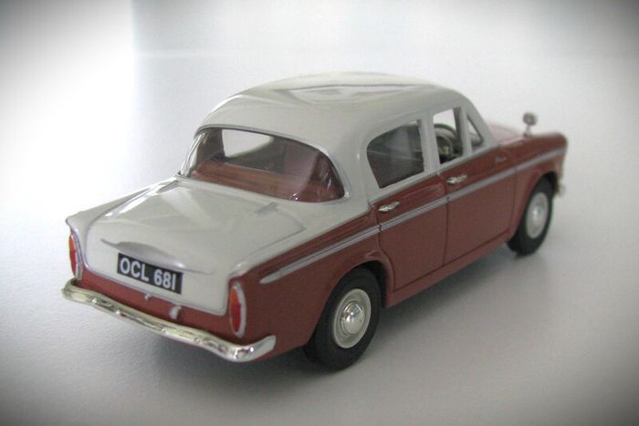 Diecast Model Hillman Minx Series IIIA Red & Cream - Collectable Vanguards 1:43