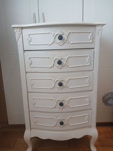 Bedroom chest of drawers