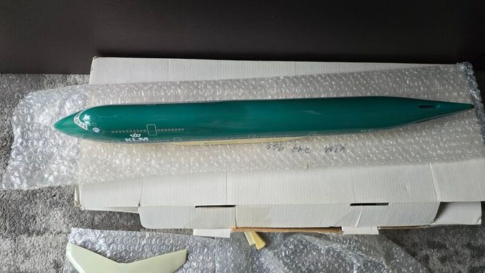 1:130 scale KLM Boeing 747-400 Travel agent model
