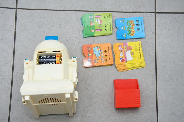 Vintage Toy 1986 Tomy Tomytime Talking Tutor Robot all 50 Cards