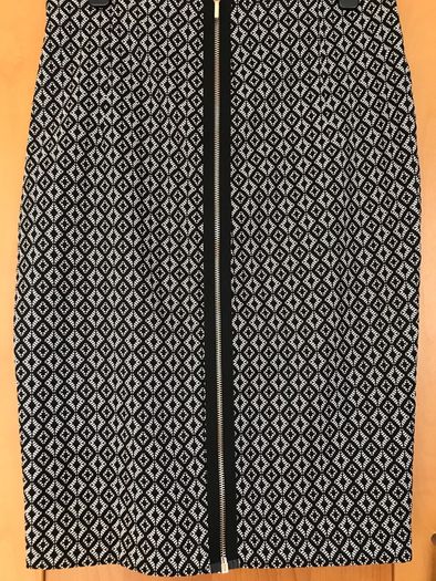 Size 14 Ladies Black Patterned Skirt by Peruzzi