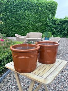 Set of 2 garden pots