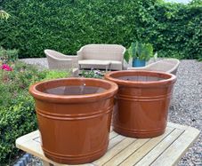 Set of 2 garden pots