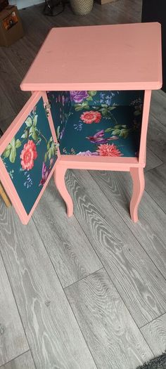 bedside table / bedside locker / bedside cabinet