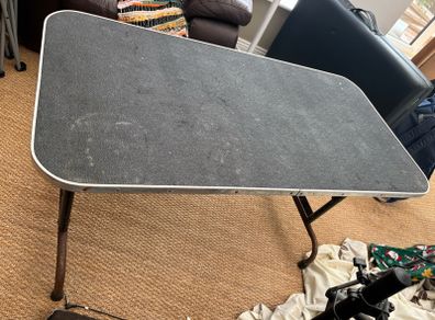 Dog grooming table