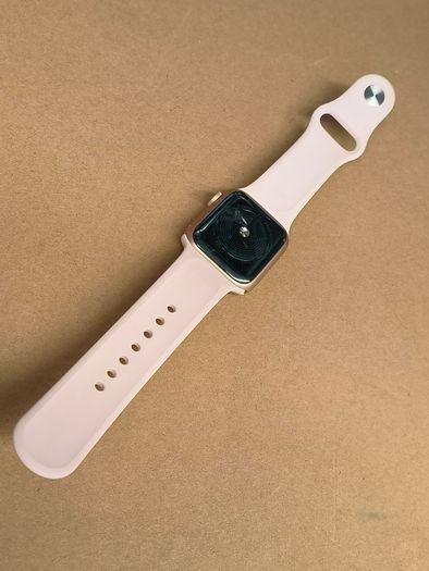 Apple Watch SE GPS - 40mm Gold Aluminium Case with Pink Sand Sport Band, Little Use/ Excellent