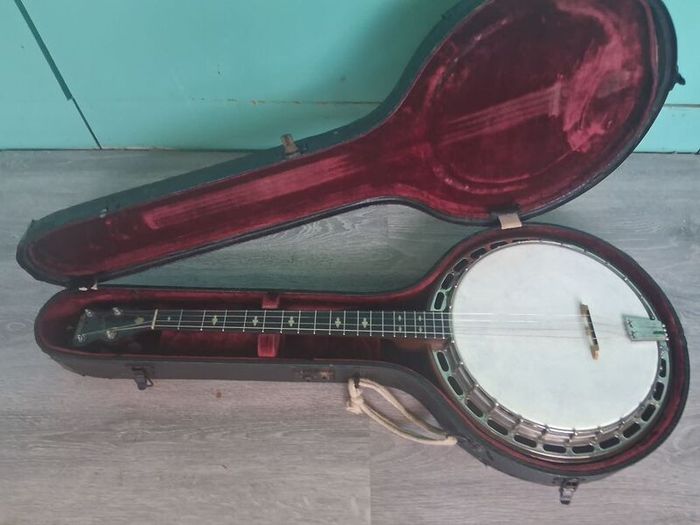 Vintage Ludwig Dixie tenor banjo .