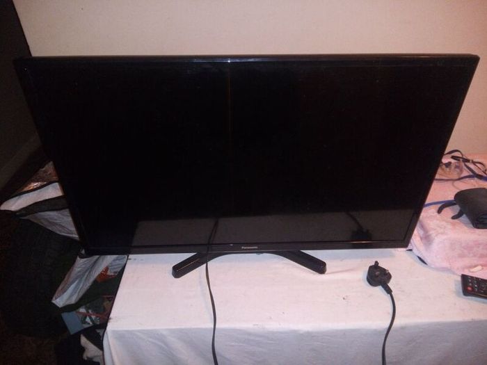 TV Panasonic. 32" Flatscreen. Spares or repair. READ AD.