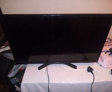 TV Panasonic. 32" Flatscreen. Spares or repair. READ AD.
