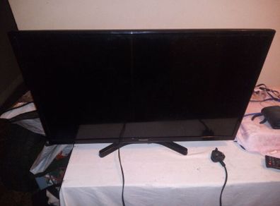 TV Panasonic. 32" Flatscreen. Spares or repair. READ AD.