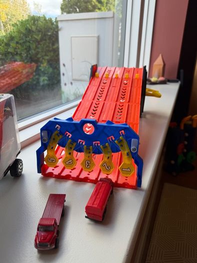 Hot Wheels Racetrack and Lorry with cars