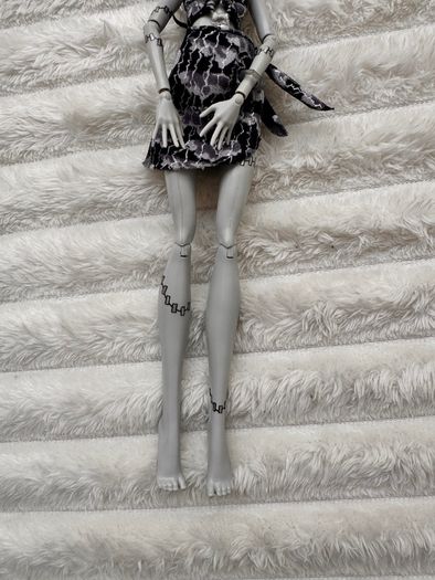 Mattel Monster High Skull Shores 2008 Black and White Frankie Stein Glue Hair Legs a bit loose (between body and legs) Used Please see photos