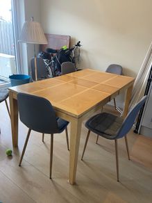 Extendable dining table
