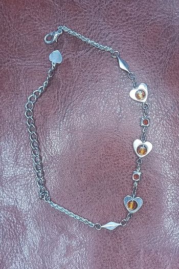 Vintage jewelry is sold individually for 5 to 10 euros
