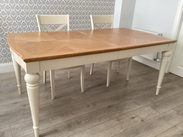 Extendable dining table with 6 chairs from hanley's