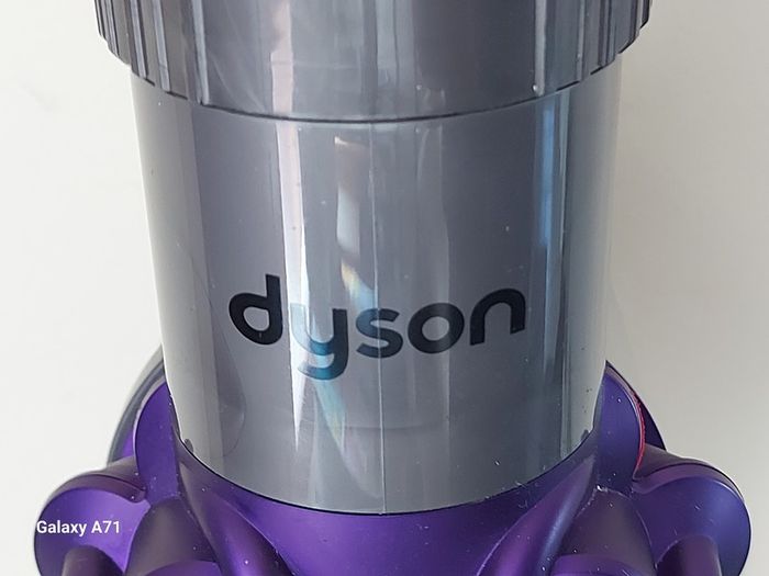 DYSON V6 Animal, with charger and Accesorie, in excellent condition