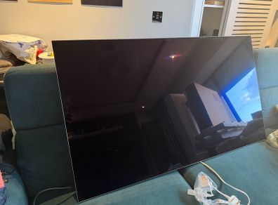 Flawless 55 LG C2 OLED 4K TV (OLED55C2) Zero Burn in, Unused Stand