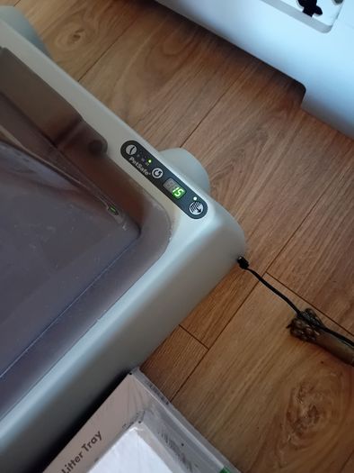 Self cleaning electronic litter tray
