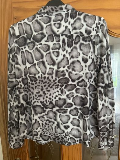 Brand new Tinta Made in Spain long sleeve grey animal print blouse for women size UK14 EU42 Postage included