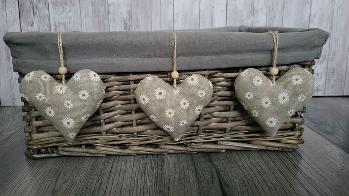 Set of 6,8,10,12.. daisies napkins / matching decorative hearts
