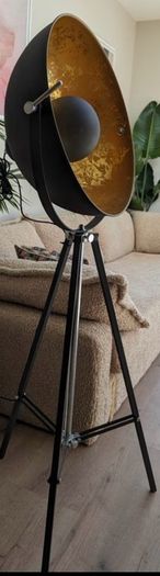 Tripod lamp